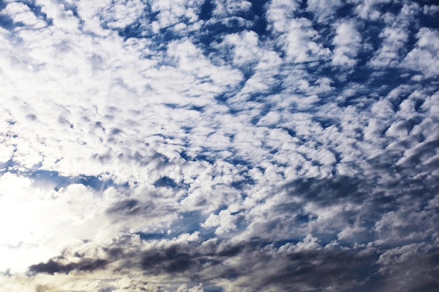 Paysage de ciel avec des nuages aux couleurs pastel