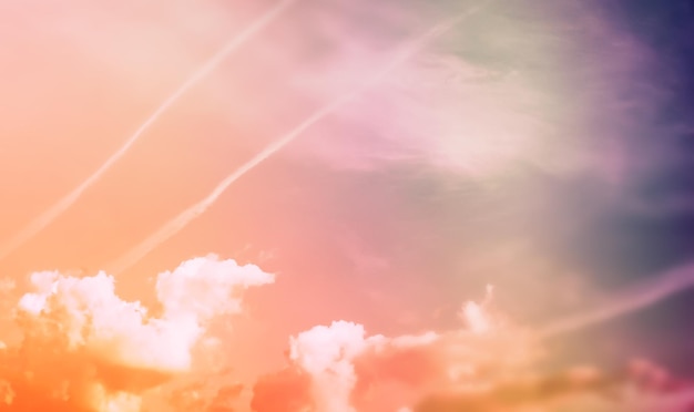 Paysage de ciel avec des nuages dans des couleurs multicolores de pâte