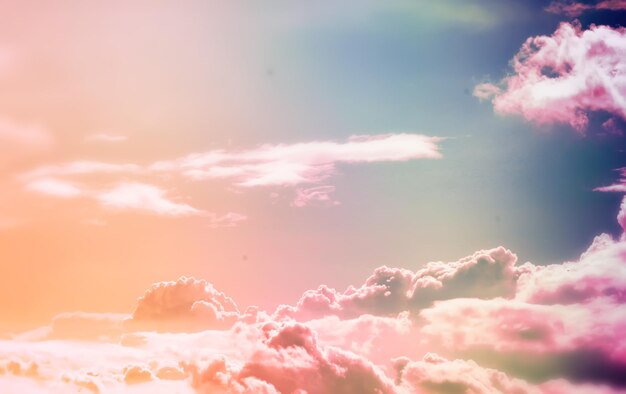 Paysage de ciel avec des nuages dans des couleurs multil de pâte