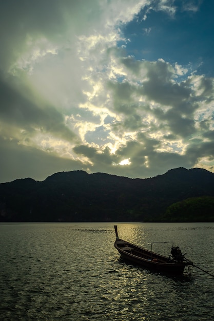 Paysage de ciel avec petits bateaux de pêche en Thaïlande