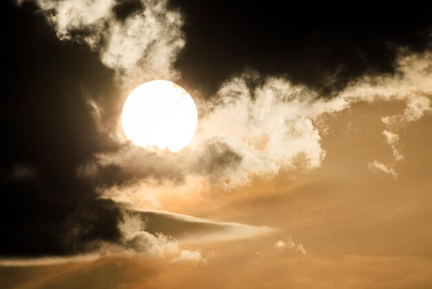 Paysage ciel avec soleil et nuages