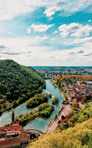 Photo paysage de la citadelle de besançon et de la rivière doubs de bourgogne région franche-comté, france. château français et forteresse médiévale en pierre de bourgogne. forteresse