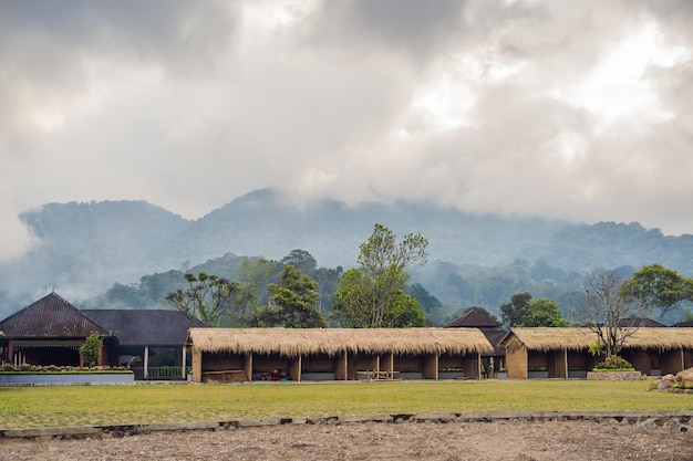 Paysage classique à Bali, nuages couvrant les montagnes