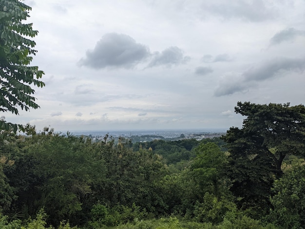 Paysage de colline avec des vibrations nuageuses pendant la saison des pluies.