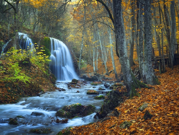 Paysage coloré avec une belle cascade dans les montagnes