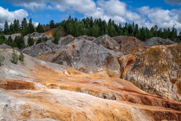 Paysage comme une planète mars surface ciel incroyable beaux nuages carrières d'argile réfractaire de l'Oural