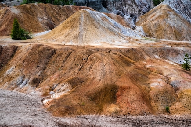 paysage comme une planète surface mars carrières d'argile réfractaire ural surface rouge-brun durcie terre