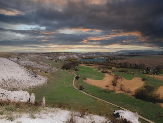 Paysage confortable sur fond de beau ciel