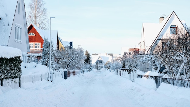 Paysage de conte de fées d'hiver dans la rue avec des maisons au toit triangulaire et des routes couvertes d'un