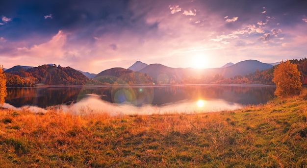 Paysage de conte de fées magique en automne avec un grand lac