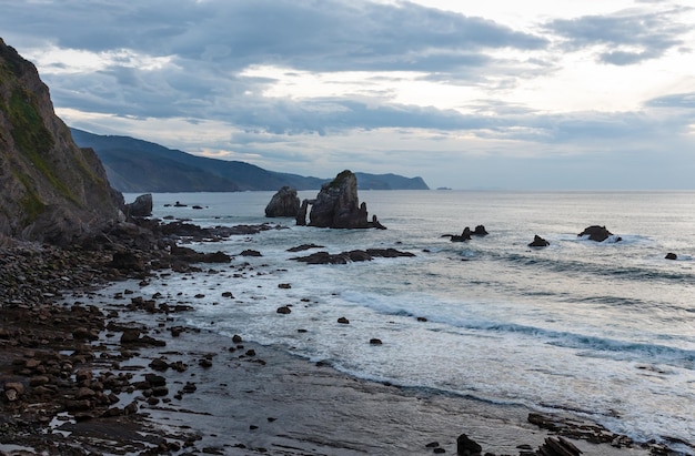 Paysage de la côte de la baie de Gascogne, près de l'île de Gaztelugatxe, Pays Basque (Espagne).