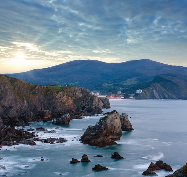 Paysage de la côte de la baie de Gascogne près de l'île de Gaztelugatxe Pays Basque Espagne