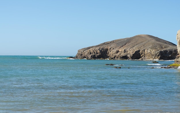 Paysage de la côte Caraïbe colombienne à Guajira avec mer et désert