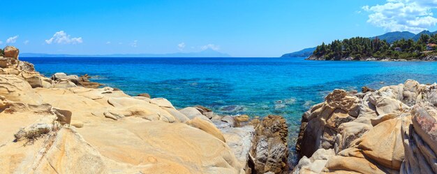 Paysage de la côte de la mer Égée, près de Karidi ou de la plage de Karydi (Chalkidiki, Grèce).