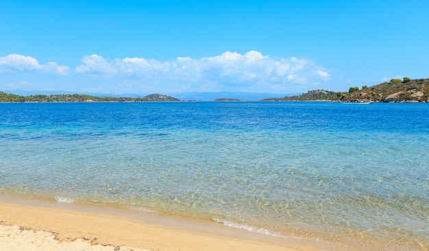 Paysage de la côte de la mer d'été (plage de Livari, Halkidiki, Sithonia, Grèce).