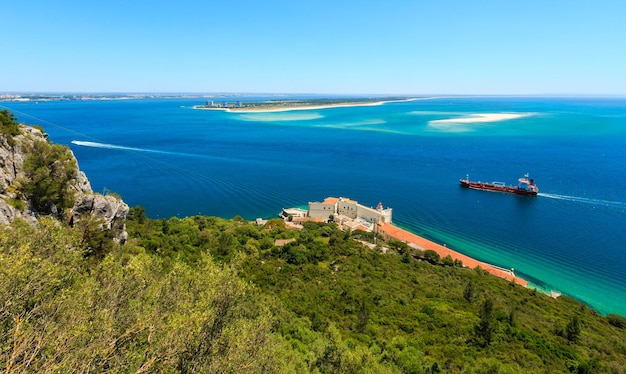 Paysage de la côte de la mer d'été. Vue de dessus du parc naturel Arrabida à Setubal, Portugal.