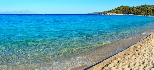 Paysage de la côte de la mer Égée avec de l'eau aigue-marine, vue depuis la plage d'Armenistis (Chalkidiki, Grèce). Panorama en deux points.