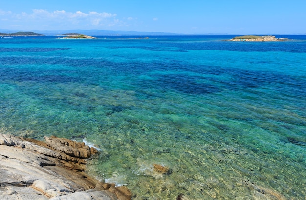 Paysage de la côte de la mer Égée avec île rocheuse, vue près de la plage de Karidi (Chalkidiki, Grèce).