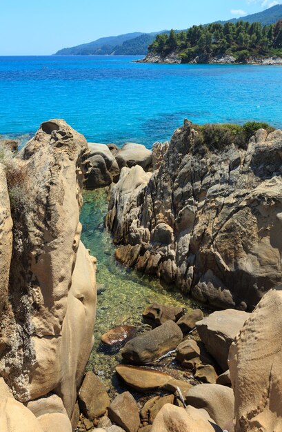 Paysage de la côte de la mer Égée, près de Karidi ou de la plage de Karydi (Chalkidiki, Grèce).