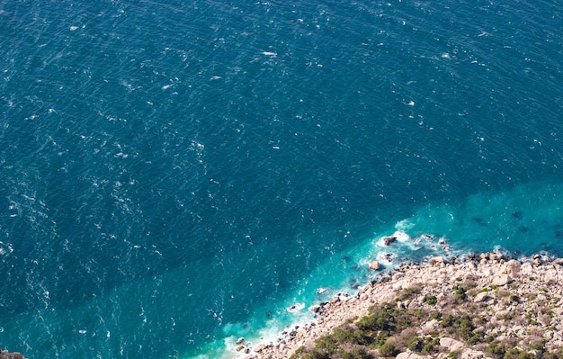 Le paysage de la côte de la mer Noire avec une plage sauvage dans la baie