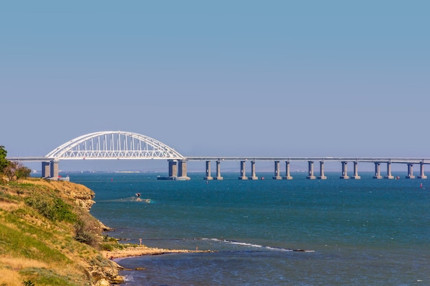 Paysage avec la côte de la mer Noire avec vue sur le pont de Crimée