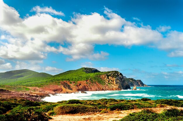 Paysage de la côte de porticciolo par une journée venteuse