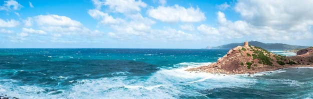 Paysage de la côte de porticciolo par une journée venteuse