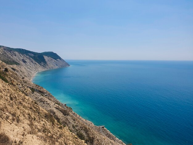 Paysage de côte rocheuse et eau azur