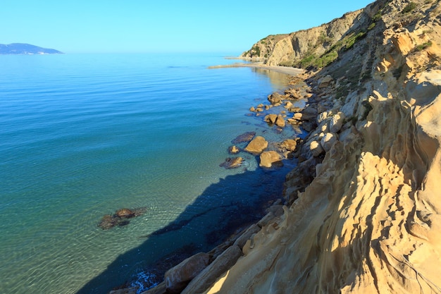 Paysage de la côte rocheuse de la mer du matin (lagune de Narta, Vlore, Albanie.