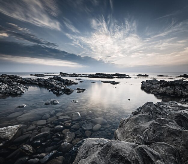 Paysage avec la côte rocheuse de la mer Noire en fin de journée