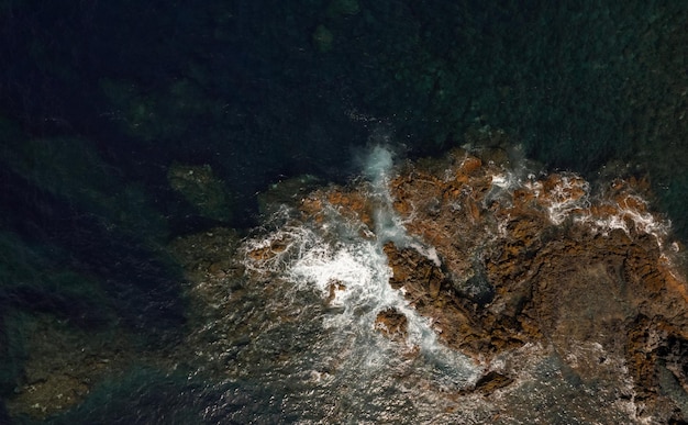 Paysage de côte rocheuse et de mer