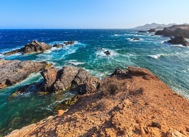 Paysage de côte rocheuse de l'océan Atlantique (temps orageux brumeux). Costa Blanca, Espagne.