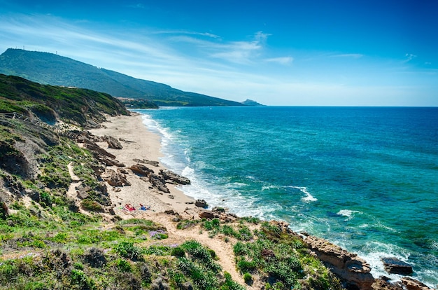 Paysage de la côte sarde au printemps