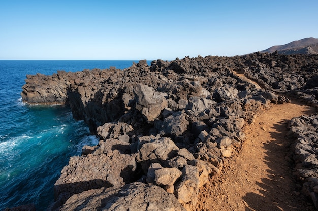 Paysage de la côte volcanique. Rochers et formations de lave dans les îles Canaries, Espagne. Photo de haute qualité