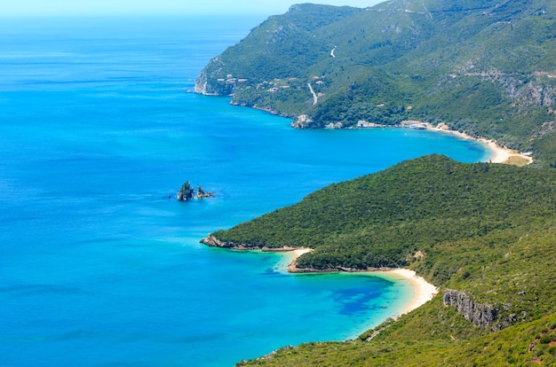 Paysage côtier de la mer d'été (avec plage de sable) du parc naturel Arrabida à Setubal, Portugal.