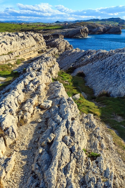 Paysage côtier de l'océan Atlantique en soirée de printemps (Cantabrie, Espagne).