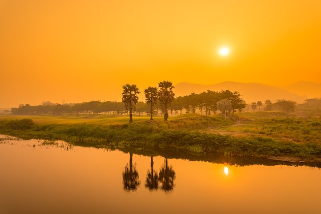 Paysage avec coucher de soleil au bord de la mer.