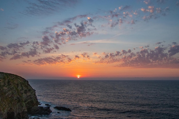 Paysage d'un coucher de soleil sur la côte en été