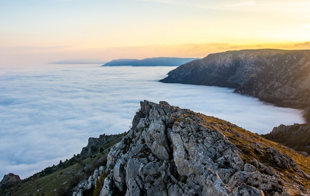 Paysage, coucher de soleil dans le ciel contre les montagnes, chaînes de montagnes pendant le coucher du soleil