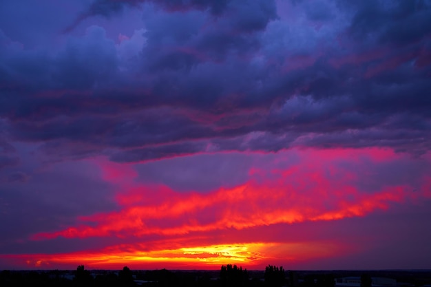 Paysage de coucher de soleil d'été ardent Soleil orange et ciel bleu foncé