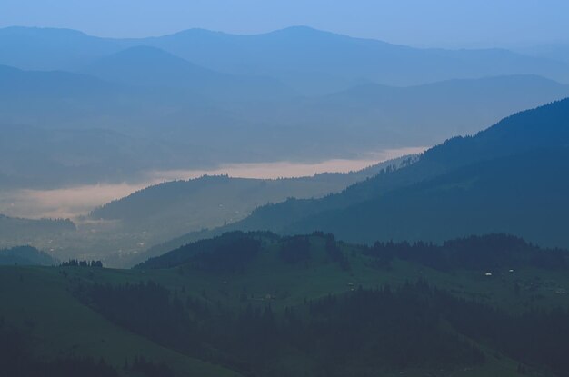 Paysage de coucher de soleil d'été des montagnes des Carpates avec des couleurs bleues, fond naturel