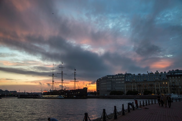 Paysage de coucher de soleil d'été de saint-pétersbourg en russie