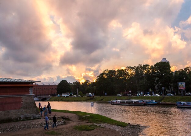 Paysage de coucher de soleil d'été de saint-pétersbourg en russie