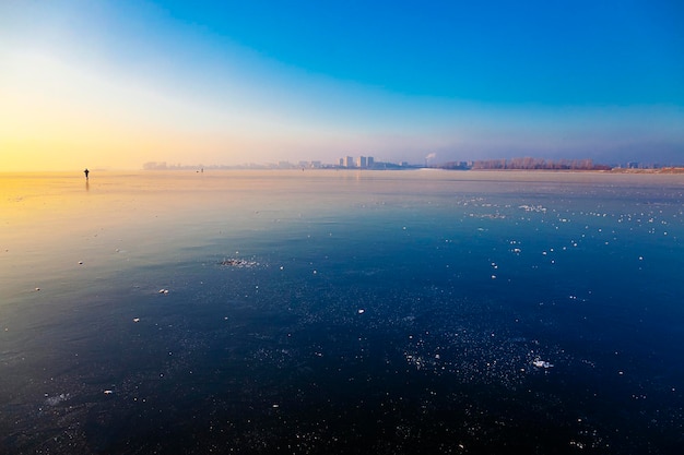 Paysage de coucher de soleil d'hiver russe froid avec de la glace