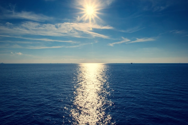 Paysage et coucher de soleil lumières de la mer réflexion bleu.