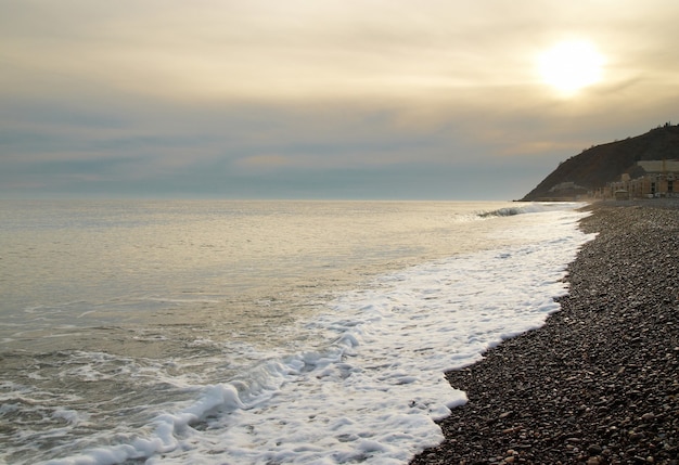 Paysage de coucher de soleil de mer sur la plage