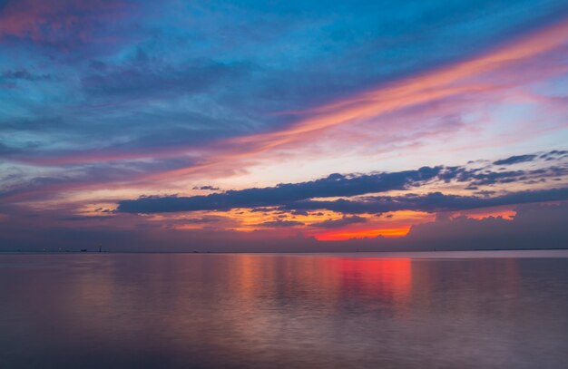 Paysage coucher de soleil sur la mer.