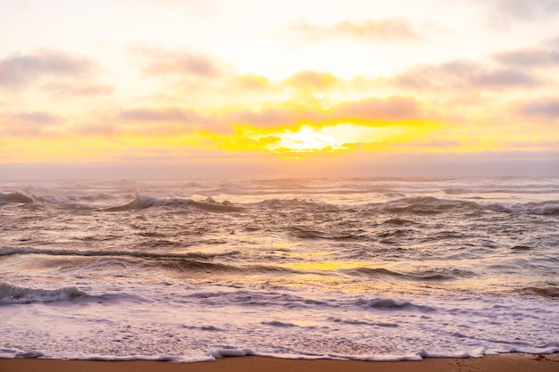 Paysage avec coucher de soleil sur la plage Belle vue sur l'horizon de l'océan avec soleil orange et nuages