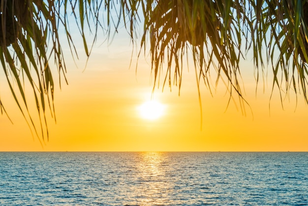 Paysage de coucher de soleil sur la plage de la mer