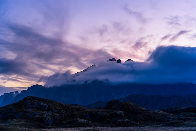 Paysage coucher de soleil spectaculaire avec mer et montagnes à Lofoten, Norvège